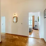 Apartment Fuerstlich Wohnen Am Circus Mit Blick Zur Granitz