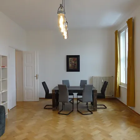 Fuerstlich Wohnen Im Obergeschoss بوتبوس