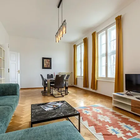 Fuerstlich Wohnen Am Circus Mit Blick Zur Granitz